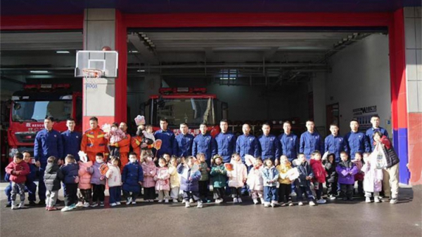 稚子携心慰问消防英雄之勇铭记于心 省政府机关幼儿园萌娃走进消防站致敬“火焰蓝”