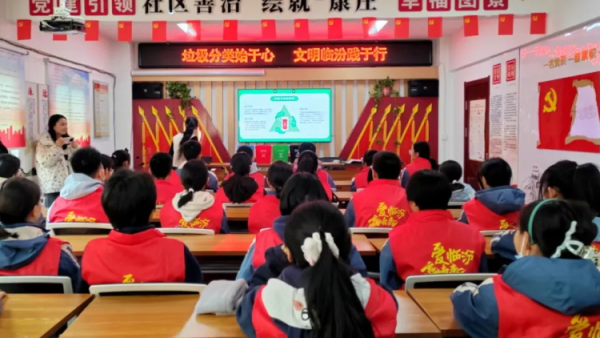 临汾志愿者集结为文明城市助力 临汾市志愿服务联合会、临汾市护苗爱心志愿服务队在尧都区康庄社区组织学生志愿者开展垃圾分类宣传活动