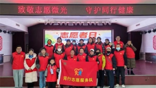 晋城市慈善总会同行志愿服务队12.5国际志愿者日活动为社区老年朋友们提供义诊义务理发等志愿服务为志愿者送上免费体检福利