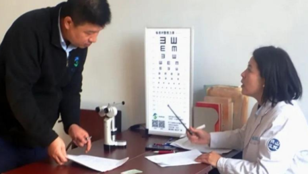 介休市绵山眼科医院关爰老年人健康携带检测仪器深入到老年人聚集地----老干部活动中心(老年大学)开展义诊活动