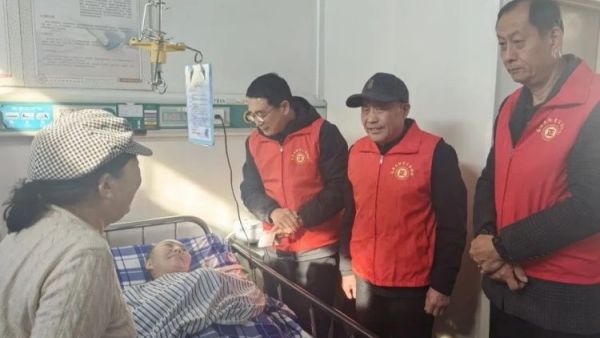 心系协会发病家人医院探望送去关爱 屯留正能量公益协会前往长治市中医研究院慰问屯留正能量公益爱心志愿者兰花草捐助善款一千元慰问金