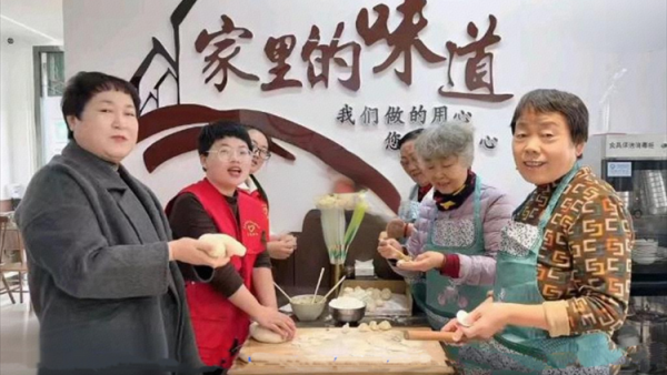 武乡县丰州镇太东社区开展浓浓饺子香暖暖冬至情的送温暖活动社区工作人员志愿者和热心居民一起喜迎冬至包饺子让居民感受到节日的温情关怀