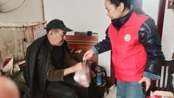 介休市敬老协会组织志愿者走进张兰镇沟底村入户特困老人85岁赵吉美、66岁赵福胜、75岁宋七十、71岁宋发亮家中为老人打扫室内外卫生做饭包饺子