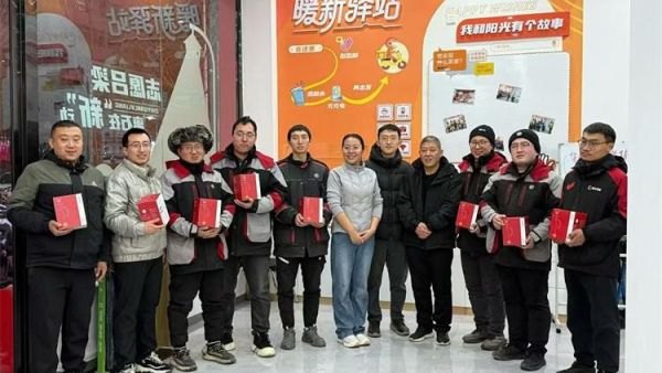 这很阳光 吕梁市凤山街道阳光社区在冬至给社区居民做包饺子活动送给外卖小哥孤寡老人