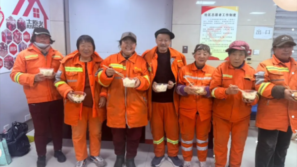 冬至送暖 爱心相伴----兴县杨玉社区开展暖心活动特别邀请辖区环卫工人前来品尝同时还精心准备了爽口凉菜与可乐等饮品大家围坐一堂共享美食