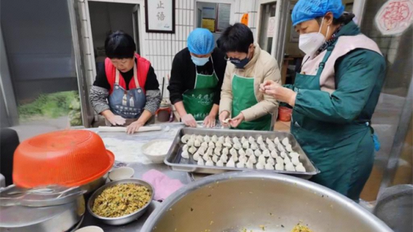 一份免费餐温暖两代人----长治市和平医院墙外的暖心食堂山西省长治市雨花斋二部九年来持续为和平医院住院家属提供免费素食