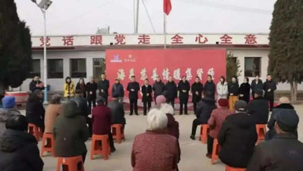 山西省海养慈善基金会联合山西晋善晋美控股集团开展乡村敬老捐赠公益活动为汾阳市栗家庄镇集贤堡村老人送上180余件羊毛衫捐赠20台电子设备