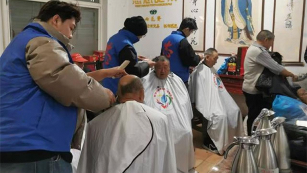 感恩长治市小雨点公益志愿者协会的志愿者们来雨花斋二部为家人们义务理发帮厨