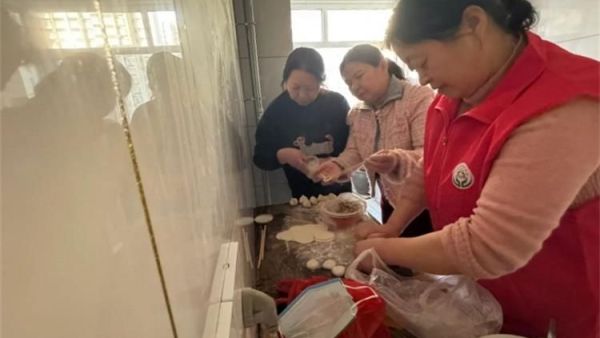 介休市敬老协会孝善行之敬老爱老助老活动走进义安镇孟村入户80岁特困老人王学福家中为老人擦玻璃打扫室内外卫生做饭包饺子