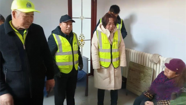 一人资助融大爱众人善举汇暖流----晋中市太谷区心连心志愿者协会走访困境学子家庭暨“一对一”公益助学提供的专项助学金捐给了孩子们