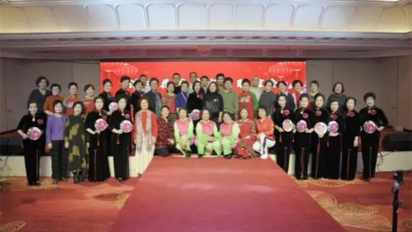 邻里欢聚社区温馨 太原市滨东花园社区联合辖区青龙物业、滨东花园艺术团联谊会奏响和谐乐章迎新年共度元旦佳节