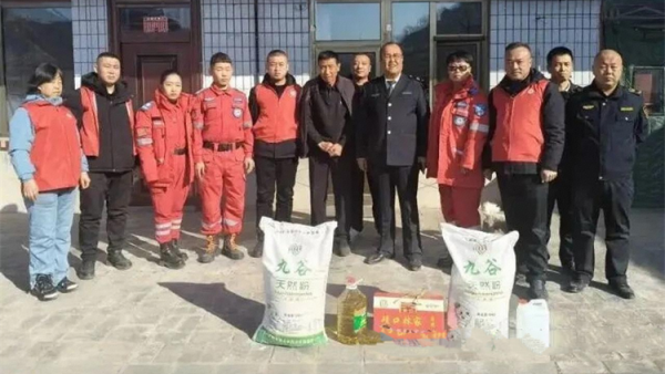 寒冬送暖践初爱心帮扶显真情----吕梁市中志协救援队联合山西省道路交通安全协会吕梁工作部深入柳林县临县的乡村走访慰问困难群众