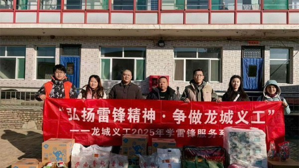 太原市龙城义工走进寿阳县石河村天天敬老院包饺子陪伴活动给老人们一个新年期盼和安慰