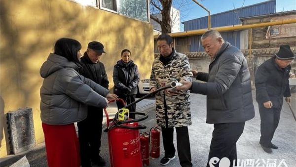 太原市小店区平阳路街道滨东社区网格员联动物业开展消防演练共筑社区安全防线全力守护居民生命财产安全