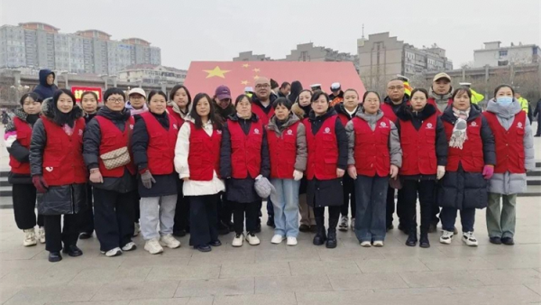 小事聚大爱文明润临汾 临汾市文明交通志愿者协会和临汾市公安局交警支队直属一大队及阳光社区开展文明实践活动