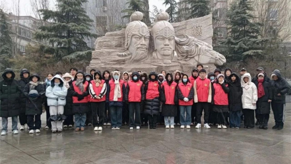 雪夜坚守保畅通志愿同心迎新年----临汾市公安交警直属一大队解放路辖区中队联合文明交通志愿者协会开展跨年交通劝导工作