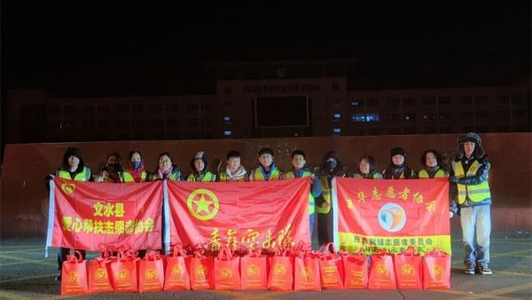 九年温情暖文水一杯姜茶敬晨光----文水县爱心帮扶志愿者协会元旦开展慰问环卫工人志愿活动