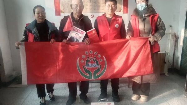 介休市敬老协会志愿者新年第一天走进连福镇义和堡村的84岁特困王士功老人家为老人打扫卫生做饭包饺子送去苏打饼干一盒苹果一袋