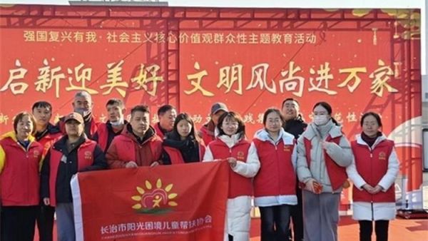 长治市阳光困境儿童帮扶协会组织志愿者参加常青街道志愿服务展示活动有防诈知识宣传急救知识讲解有义务理发有眼科与牙科义诊服务