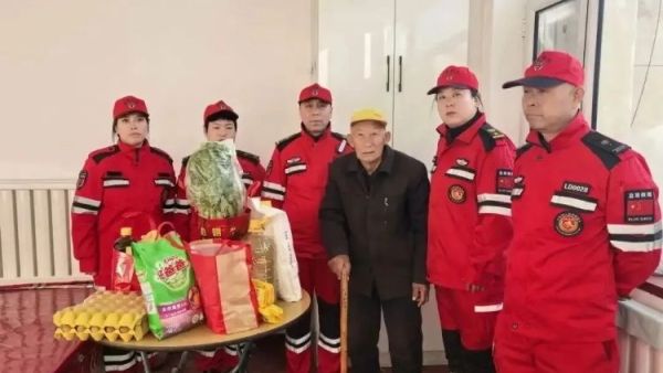 情系困难群众 忻州市忻府区蓝盾应急救援队团支部寒冬送暖给生活困难群众送去大米面粉食用油新鲜蔬菜肉类和鸡蛋等生活必需品