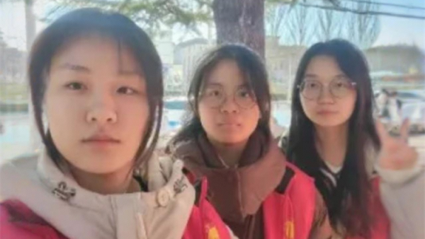 2025年12月阳泉义工联合会组织义工在北大街小学护学岗服务共同维护校园周边交通秩序守护着小学生的上学平安路