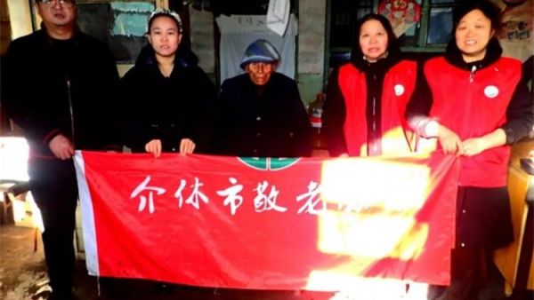 介休市敬老协会组织志愿者走进绵山镇马堡村入户84岁任三女老人家为老人打扫室内外卫生做饭包饺子送去爱心人士捐赠的苹果一袋