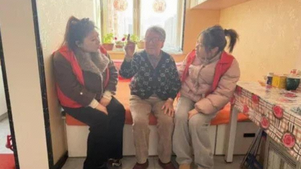 情暖空巢老人志愿关爱暖人心 原平市吉祥街道沙河桥社区组织工作人员与志愿者开展空巢老人关爱服务活动