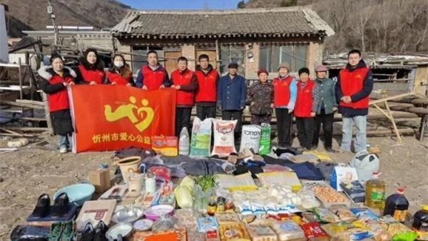 情暖寒冬爱驻心间----忻州市爱心公益协会走进五台山台怀镇白头庵村慰问五保户张贵林老人送上米面粮油爱心物资一应俱全