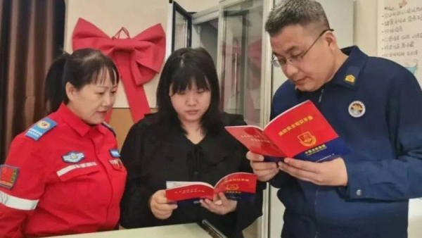 吕梁市中志协救援队联合离石区消防队开展入户进店消防宣传筑牢冬季安全防线让消防知识融入居民日常生活