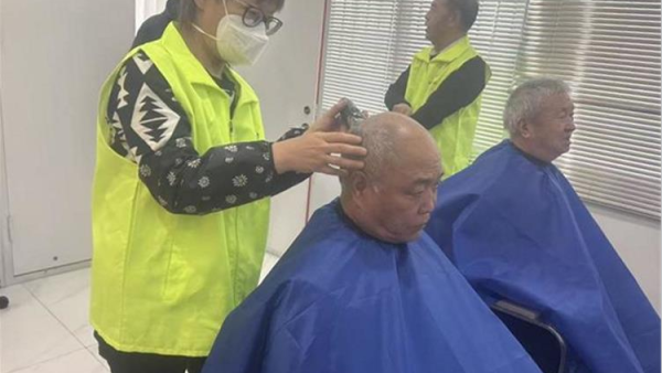 晋城市绿丝带志愿者协会的志愿者现场耐心细致为市民修剪发型这次活动共为9位市民送上免费理发服务