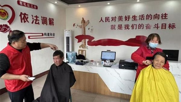 浓浓敬老情情暖夕阳红 长治市阳光困境儿童帮扶协会志愿者走进上党区西火镇峰北底村开展义务理发活动