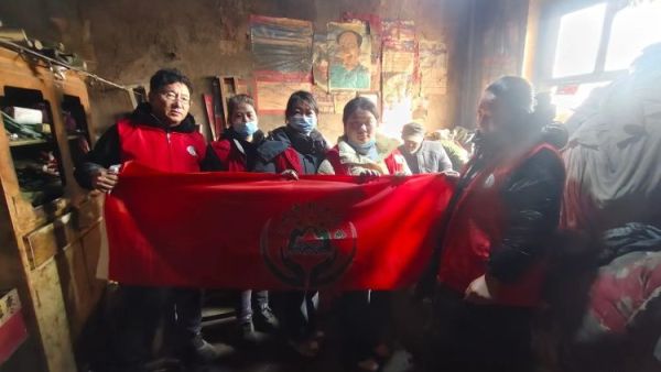 介休市敬老协会志愿者走进绵山镇焦家堡村入户85岁特困老人张雄飞老人家中打扫室内外卫生做饭包饺子为老人送去爱心人士捐赠的方便面和苹果