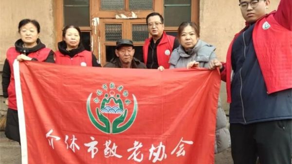 介休市敬老协会志愿者入户连福镇邬城店村83岁特困原培玉老人家中为老人打扫室内外卫生做饭包饺子为老人送去爱心人士捐赠的苹果一袋