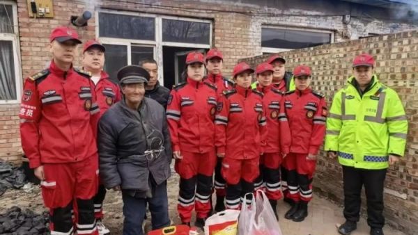 三年坚守送温暖爱心汇聚迎新春----忻州蓝盾应急救援队携手蓝盾妇女联合会开展三交镇困难家庭慰问活动为困难家庭送去米面油蔬菜鸡蛋肉等过年用品