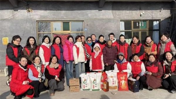 冬日暖阳情暖平顺----长治市爱心妈妈团队奔赴平顺县龙溪镇淙上村爱心妈妈们身着红马甲手提米面油牛奶鸡蛋等物资慰问八旬大娘
