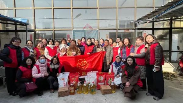 冬日暖阳情暖平顺----长治市爱心妈妈团队奔赴平顺县北社乡西北坡村手提米面油牛奶鸡蛋等物资慰问因患重病瘫痪在床的王延丽