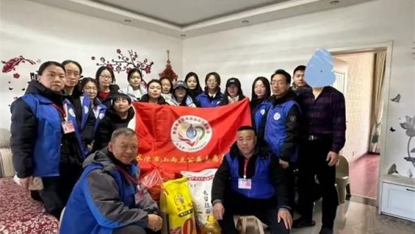 爱只因有你----长治市小雨点公益志愿者协会组织志愿者去看望了生病的老志愿者为她们送去了关爱