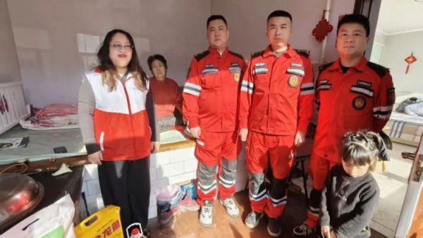 忻府区红十字会对大病困难群众开展博爱送温暖行动忻府区蓝盾救援队配合工作人员将慰问品送到群众家中
