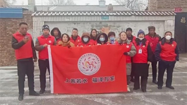 雪天暖人心帮扶守希望----长治市善泽留守困境儿童救助协会爱心行动助力特殊家庭舒心过年对张新娥一家开展专项爱心帮扶活动以环境整治物资捐赠为主