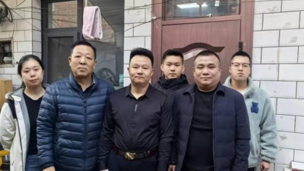 慰问暖人心党情共传承 吕梁市离石区青年志愿者协会党员们带着精心准备的慰问品前往慰问受伤住院的党支部委员杨建中