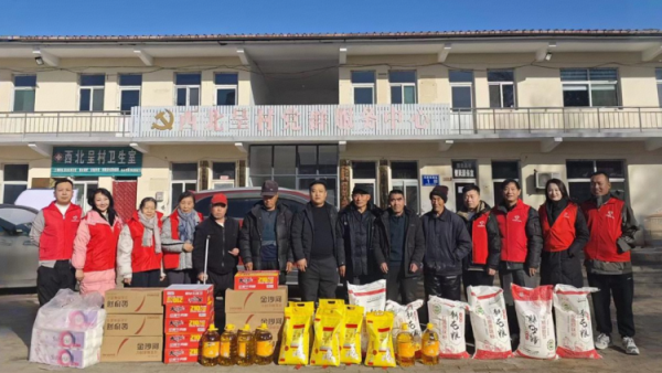 新岁启封初心不改 长治圆梦公益协会组织志愿者来到长治市西北呈村看望残疾老人和五保户并送去米面油面片方便面等生活物资