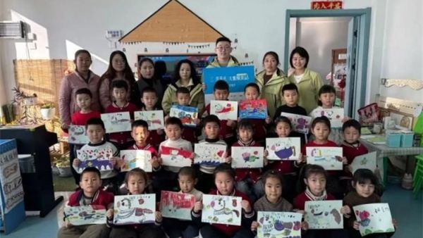 福气小马迎新春----交城县顺风公益协会西街社区儿童服务站志愿者走进梁家庄幼儿园和孩子们一起开展了一场手工绘画活动