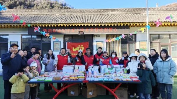 大寒送温暖 忻州市爱心公益协会情系五台县杨柏峪小学为孩子们送去书架学习用具保暖帽子及食品等爱心物资用实际行动传递冬日温情