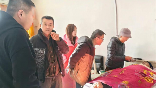 守望相助爱在身边----潞城区正能量公益协会春节前慰问志愿者家属身患重病的老党员父亲送去节日慰问品与暖心关怀