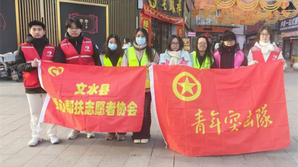 护城市平安我们美好的寒假志愿假期 1月22日文水县爱心帮扶志愿者协会组织文水县返乡大学生化身文明交通劝导员在寒风中守护市民出行安全