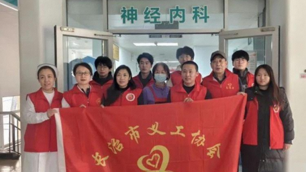 公益理发进病房温情服务暖人心----长治市义工协会联合和济医院神经内科开展便民活动解决住院患者理发难问题