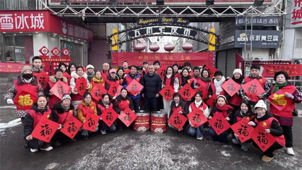 一碗腊八粥温暖一座城 阳泉市义工联合会第十三届“浓情腊八爱心粥”公益活动一碗碗饱含深情的腊八粥送到了独居老人环卫工人户外工作者及路人手中