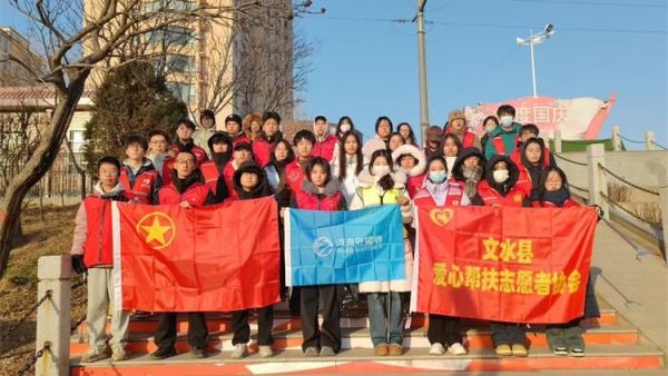 文水县爱心帮扶志愿者协会1月23日组织返乡学子赴文峪河畔以行动践行新时代文明实践弯腰拾捡白色垃圾让河畔重归洁净