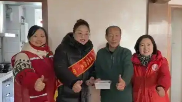 太原市小店区滨东社区携爱心企业最爱妈妈菜饭店为特殊群体送上腊八温情熬制了饱含祝福的腊八粥由社区志愿者送至辖区困难群体及65岁以上居民代表家中