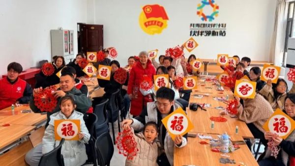 共青团·伙伴计划社区示范项目 运城市爱心驿站社会工作服务中心开展剪纸迎福亲子同乐手工兴趣活动带领青少年及家长学习剪纸技法